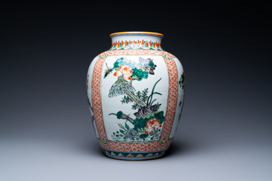 Une paire de bols en porcelaine de Chine en bleu et blanc et un vase en famille verte, 19&egrave;me