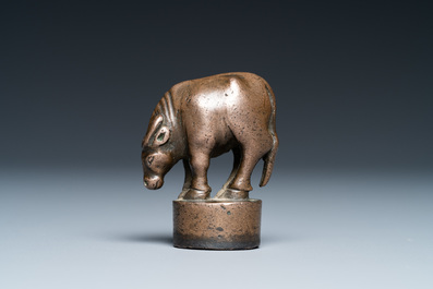 Een Chinese bronzen zegel met een os, Ming
