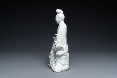 Une figure de Guanyin en porcelaine blanc de Chine, marque en creux, 19/20&egrave;me