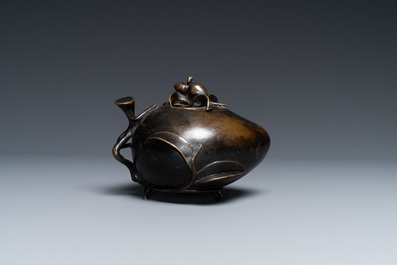 Un br&ucirc;le-parfum couvert en bronze en forme de p&ecirc;che, Chine, Qing