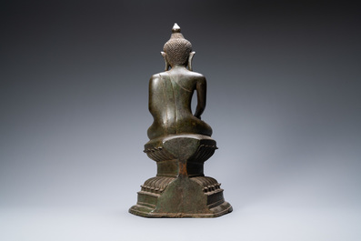 A large Burmese bronze figure of Buddha, 17/18th C.