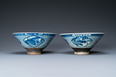 Une paire de bols en porcelaine de Chine en bleu et blanc et un vase en famille verte, 19&egrave;me