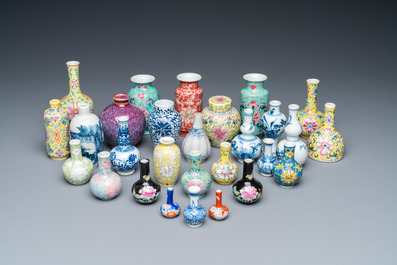 Vingt-huit vases miniatures en porcelaine de Chine en bleu et blanc et famille rose, Kangxi et apr&egrave;s