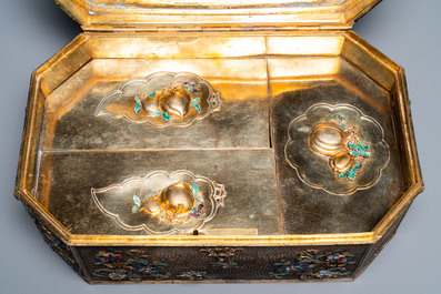 Een zeldzame Chinese keizerlijke deels vergulde en ge&euml;mailleerde zilveren dekseldoos, Qianlong