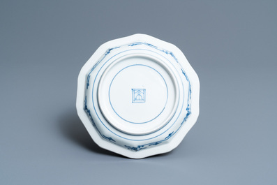 Une coupe en porcelaine Hizen de Japon de style Kakiemon &agrave; d&eacute;cor d'un tigre, Edo, 17&egrave;me