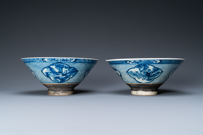 Een paar Chinese blauw-witte kommen en een famille verte vaas, 19e eeuw