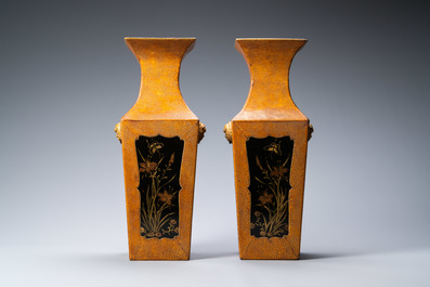 Une paire de vases de forme carr&eacute;e sur socles en laque et peau de raie, Japon, Meiji, 19&egrave;me