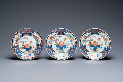 Zes Chinese famille rose, verte en Imari-stijl borden en een schotel, Kangxi/Qianlong