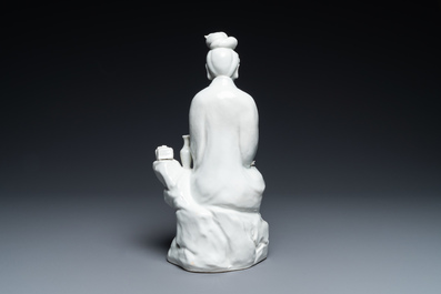 Une figure de Guanyin en porcelaine blanc de Chine, marque en creux, 19/20&egrave;me