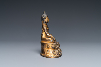 Een Sino-Tibetaanse vergulde bronzen figuur van Boeddha Shakyamuni, 17e eeuw