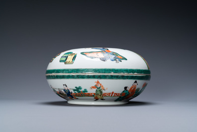 Une bo&icirc;te couverte en porcelaine de Chine famille verte, 19/20&egrave;me