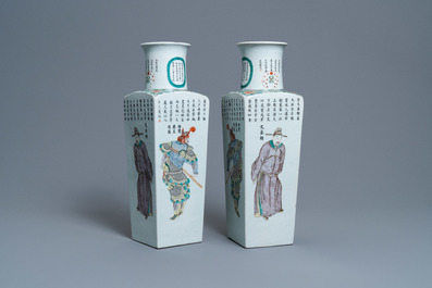 Une paire de vases de forme carr&eacute;e en porcelaine de Chine famille verte &agrave; d&eacute;cor Wu Shuang Pu, marque de Kangxi, 19&egrave;me