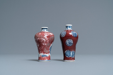 Deux vases miniatures de forme 'meiping' en porcelaine de Chine en bleu, blanc et rouge de cuivre, 18/19&egrave;me