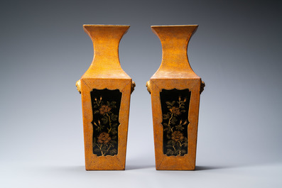 Une paire de vases de forme carr&eacute;e sur socles en laque et peau de raie, Japon, Meiji, 19&egrave;me