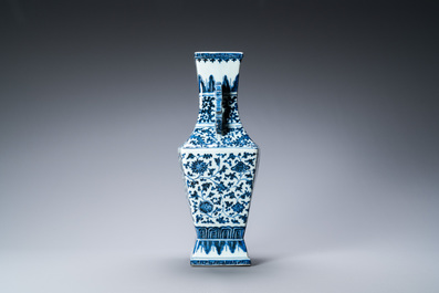 Een Chinese blauw-witte vaas met florale slingers, Qianlong