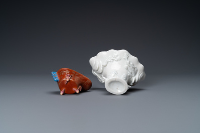 Une coupe libatoire en porcelaine blanc de Chine et une &agrave; d&eacute;cor dor&eacute; sur fond corail, Kangxi et 19&egrave;me