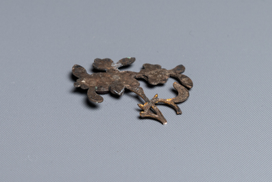 Een zeldzame Chinese keizerlijke deels vergulde en ge&euml;mailleerde zilveren dekseldoos, Qianlong