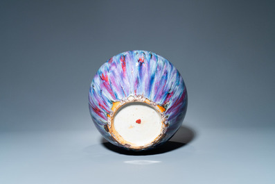 Een Chinese flesvormige vaas met flamb&eacute; glazuur, 19e eeuw