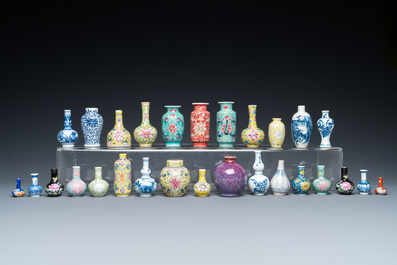 Achtentwintig Chinese blauw-witte en famille rose miniatuur vaasjes, Kangxi en later