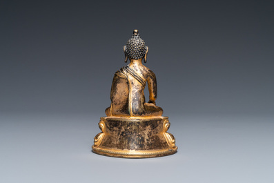 Een Sino-Tibetaanse vergulde bronzen figuur van Boeddha Shakyamuni, 17e eeuw