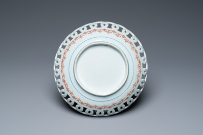 Une coupe en porcelaine de Chine de style Imari &agrave; bordure ajour&eacute;e imitants des pi&egrave;ces de monnaie, Kangxi