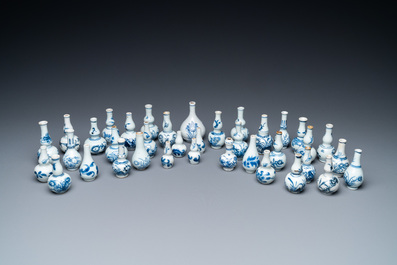 Trente-trois vases miniatures en porcelaine de Chine en bleu et blanc, Kangxi