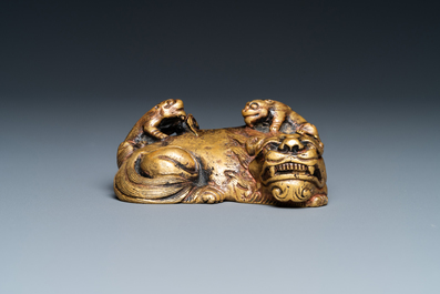 Un poids de rouleau en bronze dor&eacute; en forme de lion et deux lionceaux, Qing