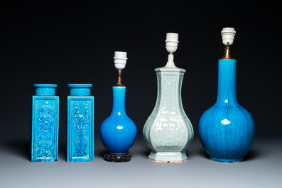 Quatre vases en porcelaine de Chine turquoise monochrome et un en c&eacute;ladon, 19/20&egrave;me