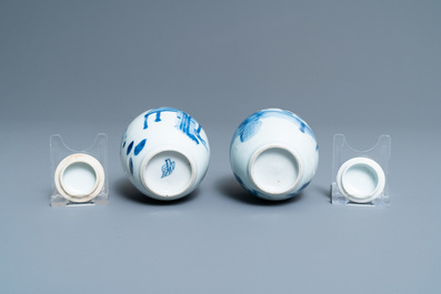 Twee Chinese blauw-witte theebussen met deksels, Kangxi