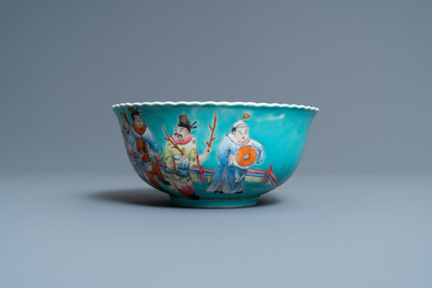 Un bol en porcelaine de Chine famille rose sur fond turquoise, marque de Qianlong, R&eacute;publique