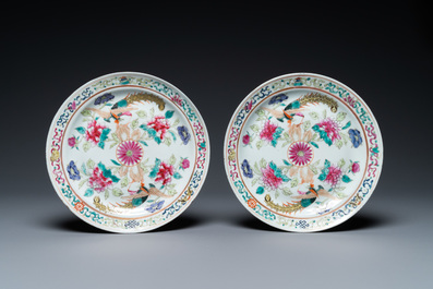 Une paire d'assiettes en porcelaine de Chine famille rose pour le march&eacute; Straits ou Peranakan, 19&egrave;me