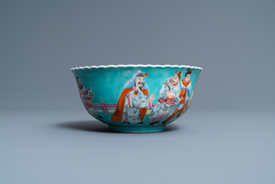 Een Chinese famille rose kom met turquoise fondkleur, Qianlong merk, Republiek