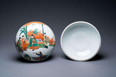 Une bo&icirc;te couverte en porcelaine de Chine famille verte, 19/20&egrave;me