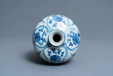 Un vase de forme 'meiping' en porcelaine de Chine en bleu et blanc, Ming