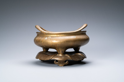 Un grand br&ucirc;le-parfum en bronze sur son socle, Chine, marque de Chenghua, 17/18&egrave;me