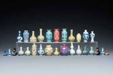 Achtentwintig Chinese blauw-witte en famille rose miniatuur vaasjes, Kangxi en later