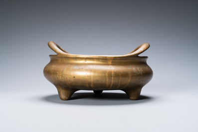 A large Chinese bronze censer on stand, Chenghua mark, 17/18th C.