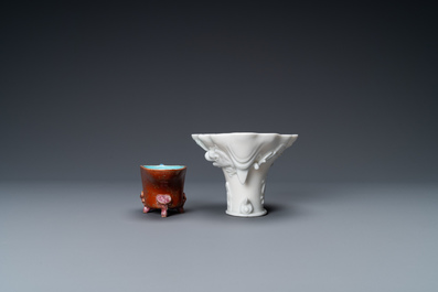 Een Chinese blanc de Chine libation cup en een koraalrode met vergulding, Kangxi en 19e eeuw