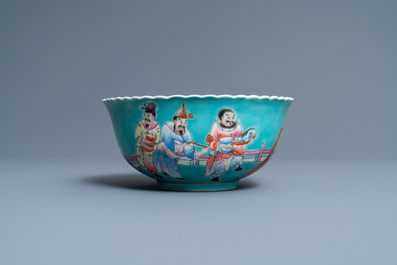 Een Chinese famille rose kom met turquoise fondkleur, Qianlong merk, Republiek