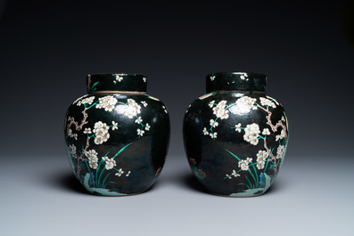 Une paire de pots couverts en porcelaine de Chine famille noire, 19&egrave;me