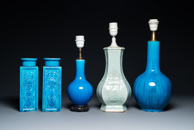 Quatre vases en porcelaine de Chine turquoise monochrome et un en c&eacute;ladon, 19/20&egrave;me