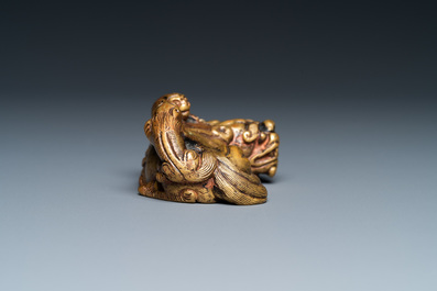 Een Chinees verguld bronzen scrollgewicht met een leeuw met welpjes, Qing