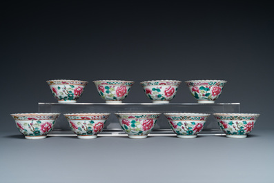 Neuf tasses et dix-sept soucoupes en porcelaine de Chine pour le march&eacute; Straits ou Peranakan, 19&egrave;me