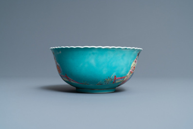 Un bol en porcelaine de Chine famille rose sur fond turquoise, marque de Qianlong, R&eacute;publique