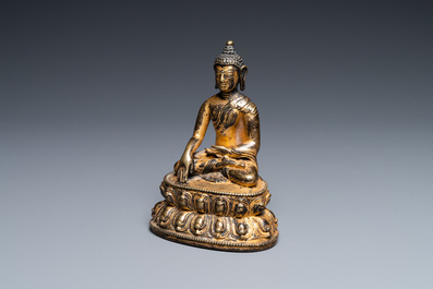 Een Sino-Tibetaanse vergulde bronzen figuur van Boeddha Shakyamuni, 17e eeuw