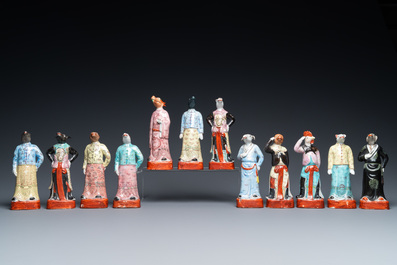 Een complete set met de twaalf dieren uit de Chinese zodiak in famille rose porselein, Hongxian zegelmerk, Republiek