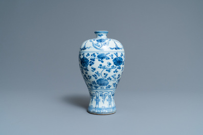 Un vase de forme 'meiping' en porcelaine de Chine en bleu et blanc, Ming