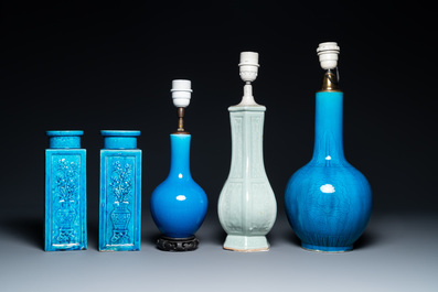 Quatre vases en porcelaine de Chine turquoise monochrome et un en c&eacute;ladon, 19/20&egrave;me