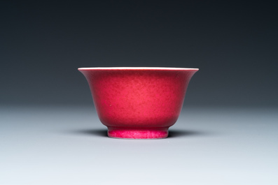 Un bol en porcelaine de Chine rouge de rubis monochrome, marque et &eacute;poque de Qianlong