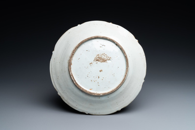 Un plat en porcelaine de Chine wucai de type ko-sometsuke pour le march&eacute; japonais, &eacute;poque Transition